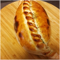 Gevulde pizza met shoarma- en donervlees, kaas, tomaten, champignons, paprika, ui en oregano