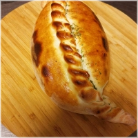 Gevulde pizza met donervlees, kaas, tomaten, champignons, paprika, ui en oregano