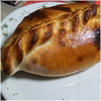 Gevulde pizza met shoarma, kaas, tomaten, champignons, paprika, ui en oregano