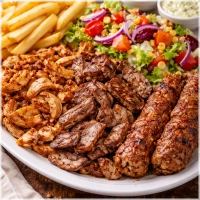 Gegrilde stukjes kipfilet met garnituur. Inclusief Italiaans brood met kruidenboter.